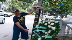 Layaknya selebritis, tiang listrik yang ditabrak Setya Novanto kini laris jadi lokasi selfie warga. Ada-ada saja, ya.