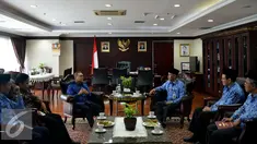 Ketua MPR Zulkifli Hasan berdialog dengan Korps Pegawai Negeri (Korpri) Nasional di Komplek Parlemen, Jakarta, Selasa (9/8). Kedatangan Korpri untuk meminta kejelasan tentang pernyataan perilaku PNS oleh Zulkifli (Liputan6.com/Johan Tallo)
