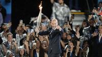 Acara dimulai dengan legenda sepak bola Prancis, Zinedine Zidane, yang menyerahkan obor kepada petenis raja tanah liat, Rafael Nadal. (AP Photo/Natacha Pisarenko)