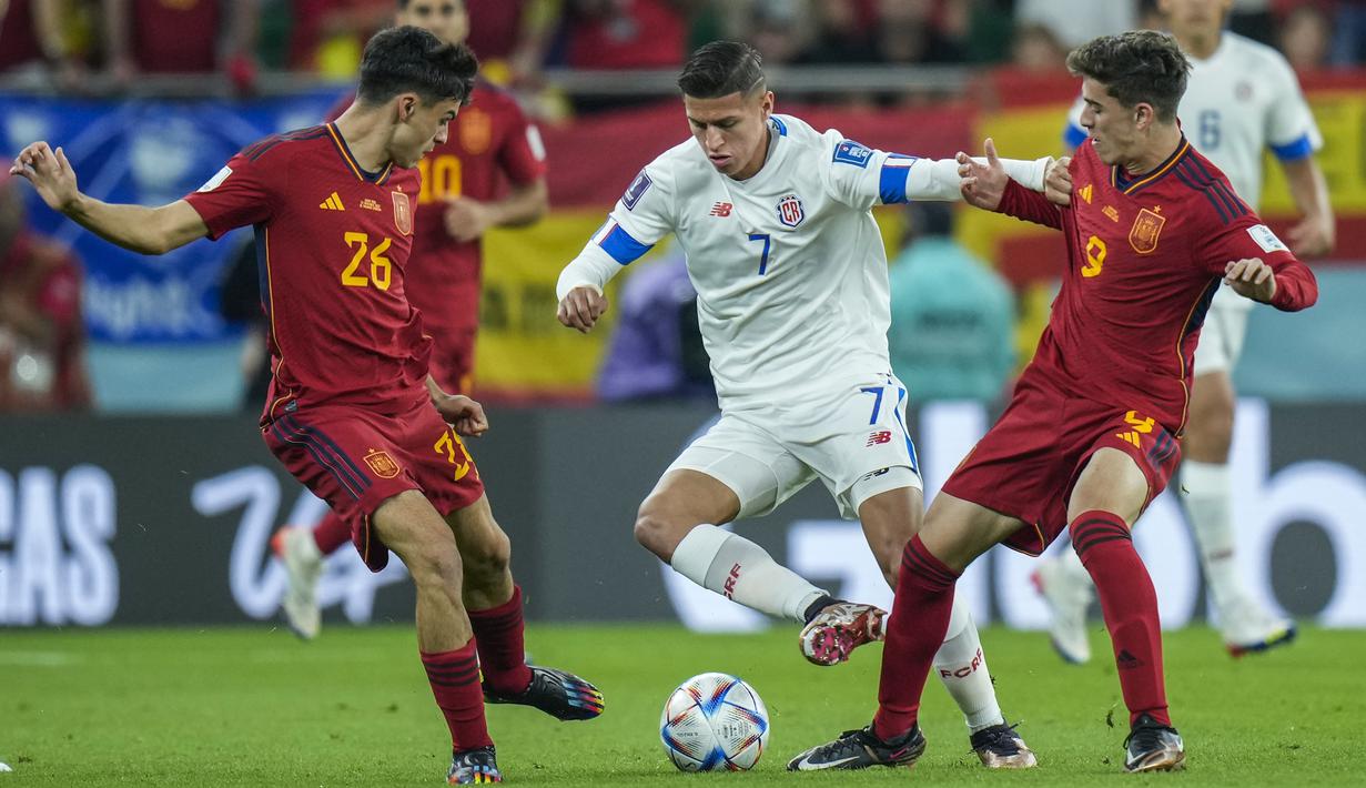 <p>Gelandang Kosta Rika, Anthony Contreras (tengah) berusaha melewati dua pemain Spanyol, Gavi dan Pedri pada pertandingan grup E Piala Dunia 2022 Qatar di Stadion Al Thumama di Doha, Qatar, Rabu (23/11/2022). Spanyol menang atas Kosta Rika dengan skor. (AP Photo/Francisco Seco)</p>