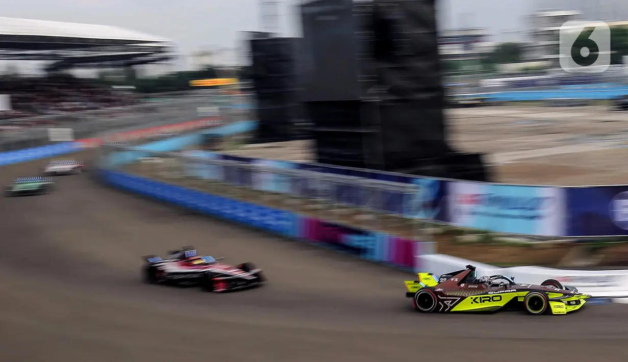 Dan Ticktum berhasil memanfaatkan momentum di akhir balapan, pada lap ke-35 ia berhasil menyalip rivalnya hingga menempati posisi terdepan. (Liputan6.com/Herman Zakharia)