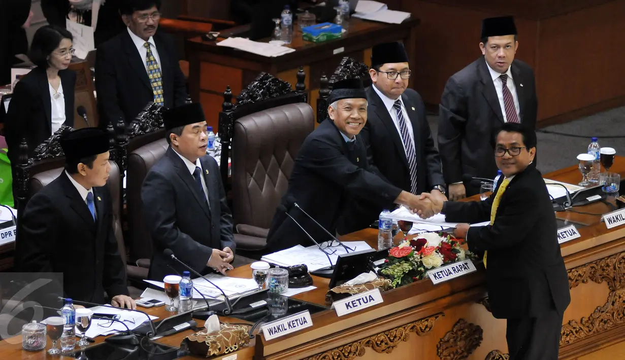 Ketua Pansus RUU Paten John Kenedy Azis menyerahkan berkas RUU Paten kepada Pimpinan Sidang Agus Hermanto disaksikan Ketua DPR Ade Komarudin (kedua kiri), Taufik Kurniawan (kiri), Fadli Zon (kedua kanan). (Liputan6.com/Johan Tallo)