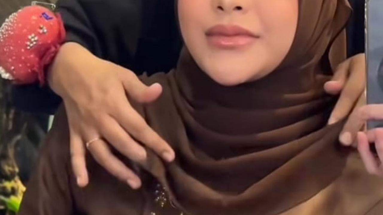 Dengan menambahkan sehelai selendang di bahunya, Aurel Hermansyah berhasil memberikan kesan manis dan formal pada penampilannya.<br>