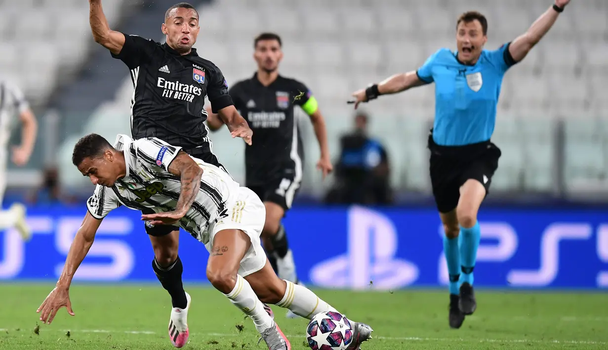 Bek Juventus, Danilo, berebut bola dengan bek Olympique Lyon, Marcal, pada laga leg kedua Liga Champions 2019/2020 di Stadion Allianz, Sabtu (8/8/2020) dini hari WIB. Juventus kalah agregat 2-2 atas Olympique Lyon. (AFP/Miguel Medina)