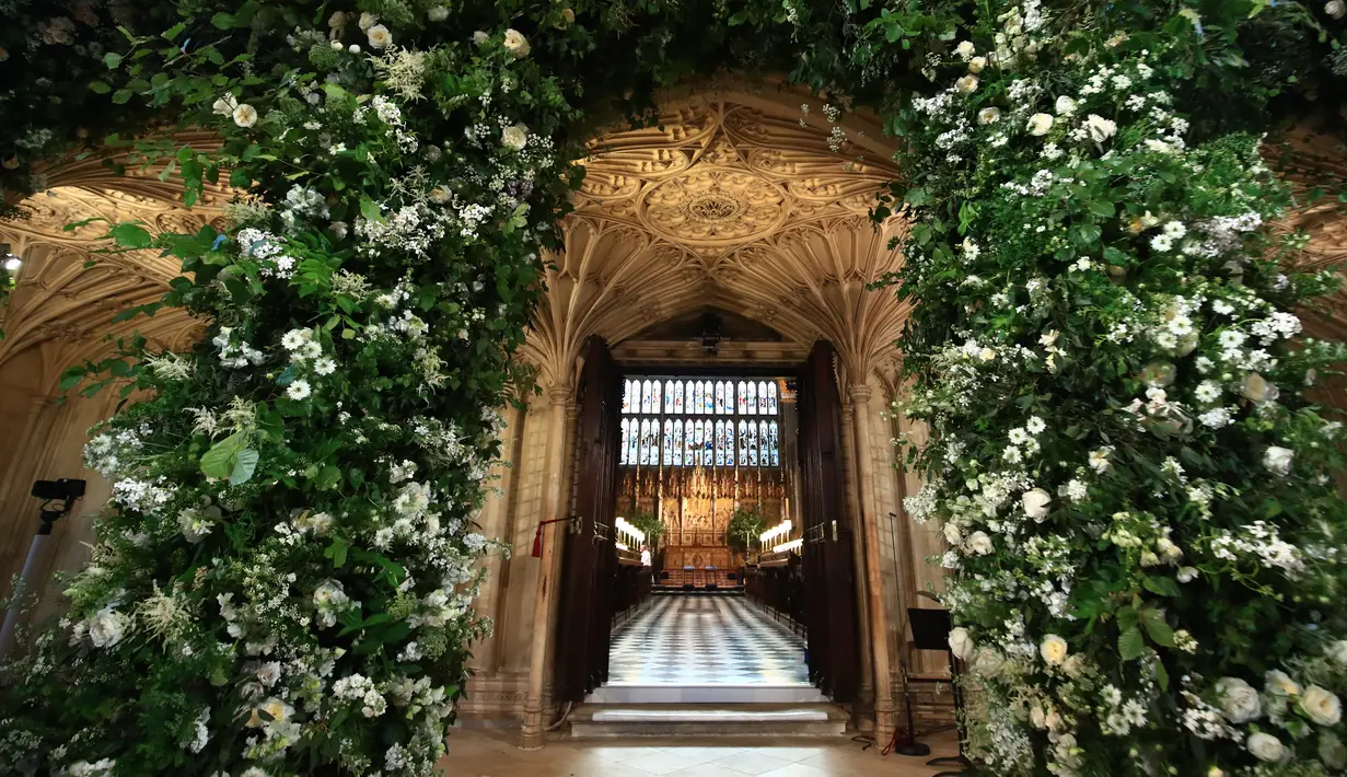 Karangan bunga menghiasi depan tangga altar Kapel St George untuk upacara pernikahan Pangeran Harry dan Meghan Markle di Kastil Windsor, Inggris, Sabtu (19/5). Pangeran Harry dan Meghan Markle akan menikah di Kastil Windsor. (Danny Lawson/POOL/AFP)
