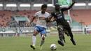 Striker PSIS Semarang, Hari Nur, berebut bola dengan bek Tira Persikabo, Mountala Zoubairou, pada laga Shopee Liga 1 di Stadion Pakansari, Bogor, Jumat (22/11). PSIS menang 2-1 atas Tira Persikabo. (Bola.com/Yoppy Renato)