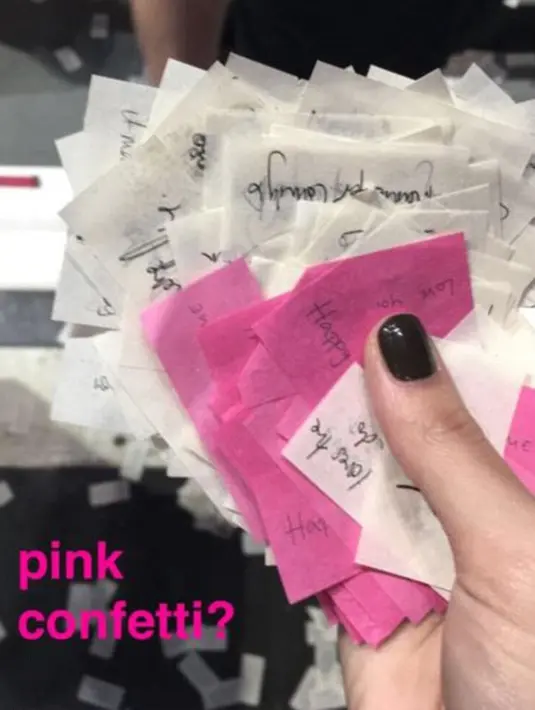 Mengetahui berita pernikahan yang dirahasiakan ini, para penggemar Adele pun membanjiri akun medsos idolanya dengan berbagai pertanyaan. “Hey @Adele kamu sudah menikah atau belum?,” tulis salah satu akun. (doc.dailymail.com)