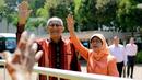 Halimah Yacob melambaikan tangan ke pendukungnya saat tiba untuk menyerahkan berkas pencalonan presiden di Singapura, Rabu (13/9). Perempuan 63 tahun itu adalah calon tunggal yang memenuhi syarat untuk menduduki kursi presiden. (AP Photo/Wong Maye-E)