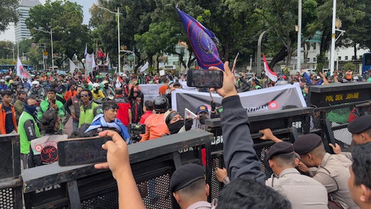 Demo Ojol Memanas, Massa Emosi Dibatasi Pagar Pembatas Menuju Patung Kuda dan Kantor Kemenhub