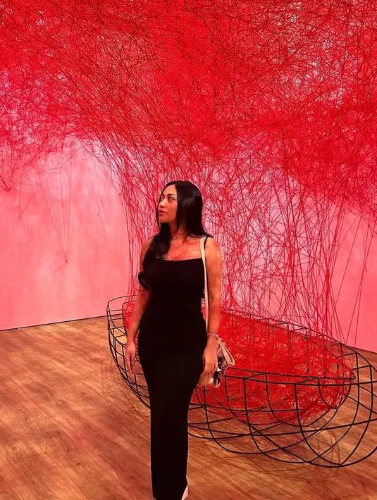 Lagi, di museum date kali ini Rachel memilih mengenakan strappy dress berwarna hitam. Foto: Instagram.
