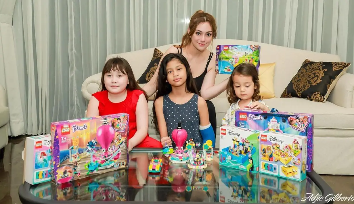 Celine Evangelista dan Stefan William menikah pada tahun 2021 silam. Dari pernikahannya tersebut, mereka dikaruniai dua orang anak. Namun sayangnya, hubungan Celine dan Stefan tak lagi harmonis, keduanya berada di tengah prahara rumah tangga. (Instagram/celine_evangelista)