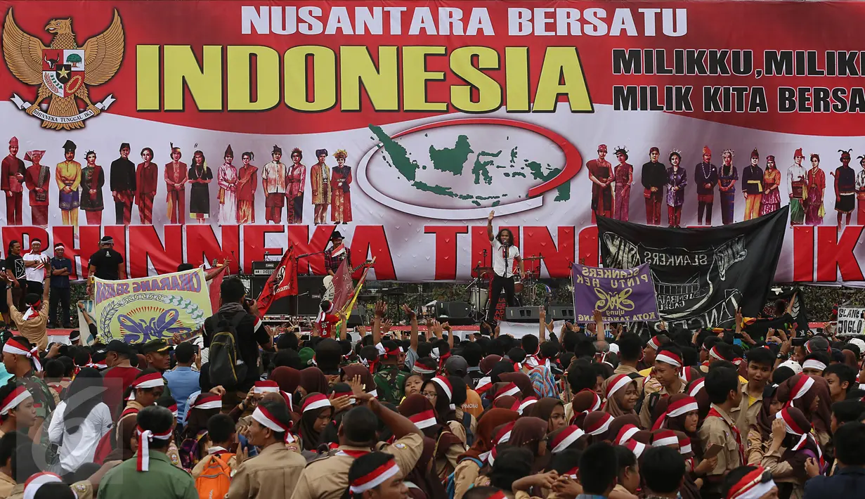 Grup musik legendaris Slank ikut memeriahkan acara Nusantara Bersatu di Monas, Jakarta, Rabu (30/11). Sekitar 40.000 orang hadir dalam acara tersebut, dengan mengenakan pita merah putih yang diikatkan di kepala. (Liputan6.com/Johan Tallo)