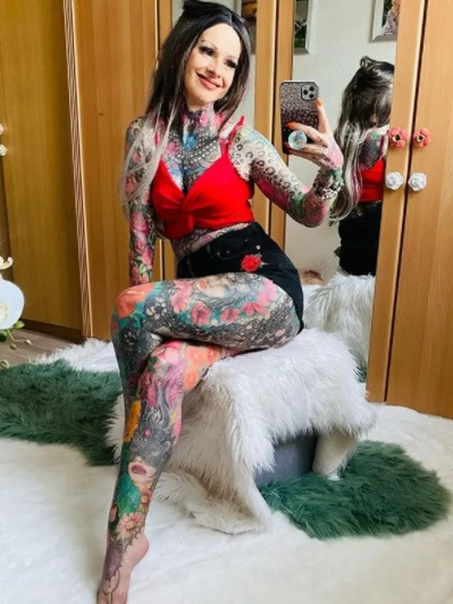 wanita 55 tahun penuh tato