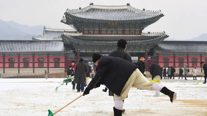 Diselimuti Salju, Begini Suasana Istana Gyeongbok di Korea Selatan