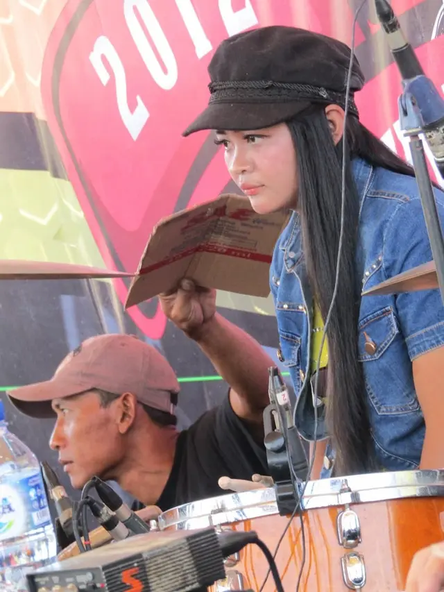 6 Pesona Evie 'Epep New Kendedes', Pemain Kendang Cantik Asal Kediri