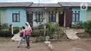 Warga melintas di depan perumahan bersubsidi Green Citayam City, Bojong Gede, Bogor, Selasa (18/2/2020). Real Estate Indonesia mencatat Masyarakat Berpenghasilan Rendah untuk tahun 2020 membutuhkan sekitar 260 ribu unit rumah dengan nilai subsidi mencapai Rp29 triliun. (merdeka.com/Iqbal S Nugroho)