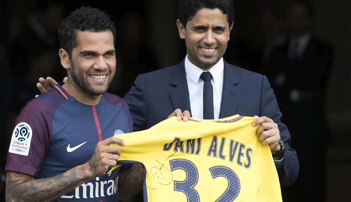 Mantan bek Juventus, Dani Alves, foto bersama CEO Nasser Al-Khelaifi, saat diperkenalkan sebagai pemain baru PSG di Stadion Parc des Princes, Paris, Rabu (12/7/2017). (EPA/Ian Langsdon)
