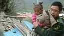 Petugas menggendong seorang balita  korban gempa , Nepal, Sabtu (25/4/2015). Dikabarkan sekitar 500 orang lebih tewas dalam peristiwa tersebut (Reuters/Navesh Chitrakar)