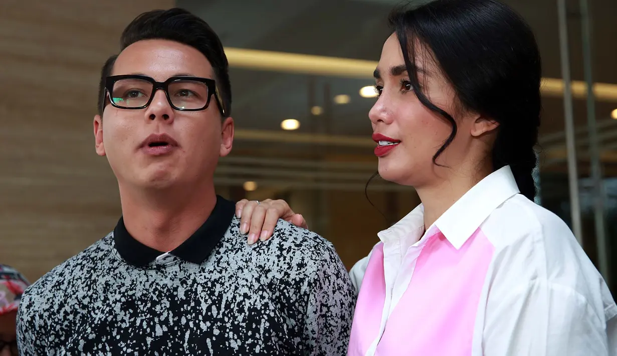 Sama dengan ibu hamil lainnya, Ussy Sulistiawaty juga merasakan mual diawal-awal kehamilannya. Yang berbeda kali adalah nafsu makannya yang bertambah. Tiga bulan usia kehamilannya, berat bada Ussy sudah tambah tiga kilo. (Deki Prayoga/Bintang.com)