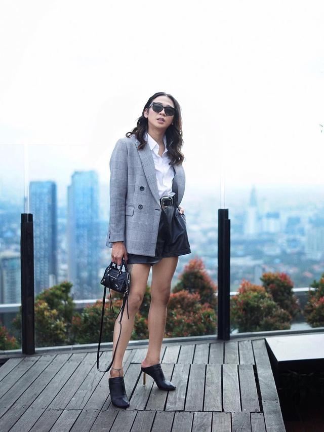[Bintang] Cantik Maksimal Seperti Cewek Milenials, Jovi Adhiguna Tampil Modern dengan Outfit Monokrom