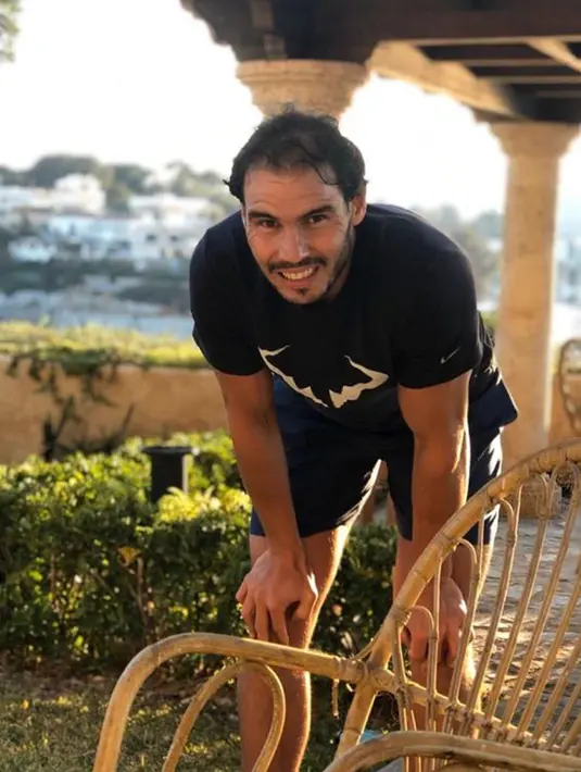 Foto dari akun Instagram bintang tenis Spanyol Rafael Nadal menunjukkan dirinya tengah beristirahat usai berlatih di rumah selama masa karantina wilayah (lockdown) di Spanyol pada 29 Maret 2020. (Xinhua)