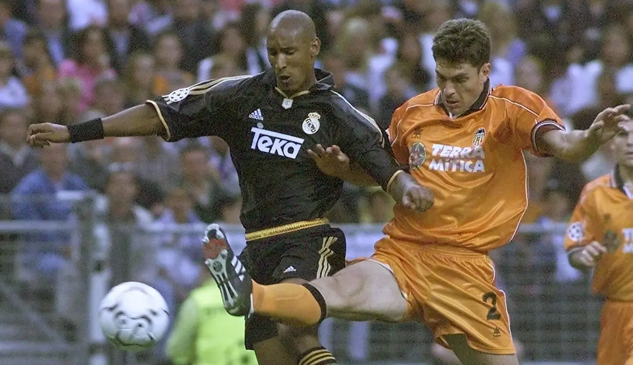 Final musim 1999/2000. Dua tim dari Liga Spanyol, Real Madrid dan Valencia bertemu di laga final Liga Champions musim 1999/2000 merupakan awal terjadinya final sesama klub dari satu negara. Laga yang digelar di Stade de France, Saint-Denis, Prancis (24/5/2000) itu akhirnya dimenangkan Real Madrid dengan skor 3-0 lewat gol-gol dari Fernando Morientes, Steve McManaman dan Raul Gonzalez. (AFP/Pascal George)