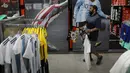 Rodrigo Prego membeli pernak-pernik timnas Jerman di toko Soccer Locker, Florida, Rabu (13/6). Suporter sudah meramaikan pusat perbelanjaan untuk mendukung timnas Jerman yang akan berlaga di Piala Dunia 2018 Rusia. (Joe Raedle/Getty Images/AFP)