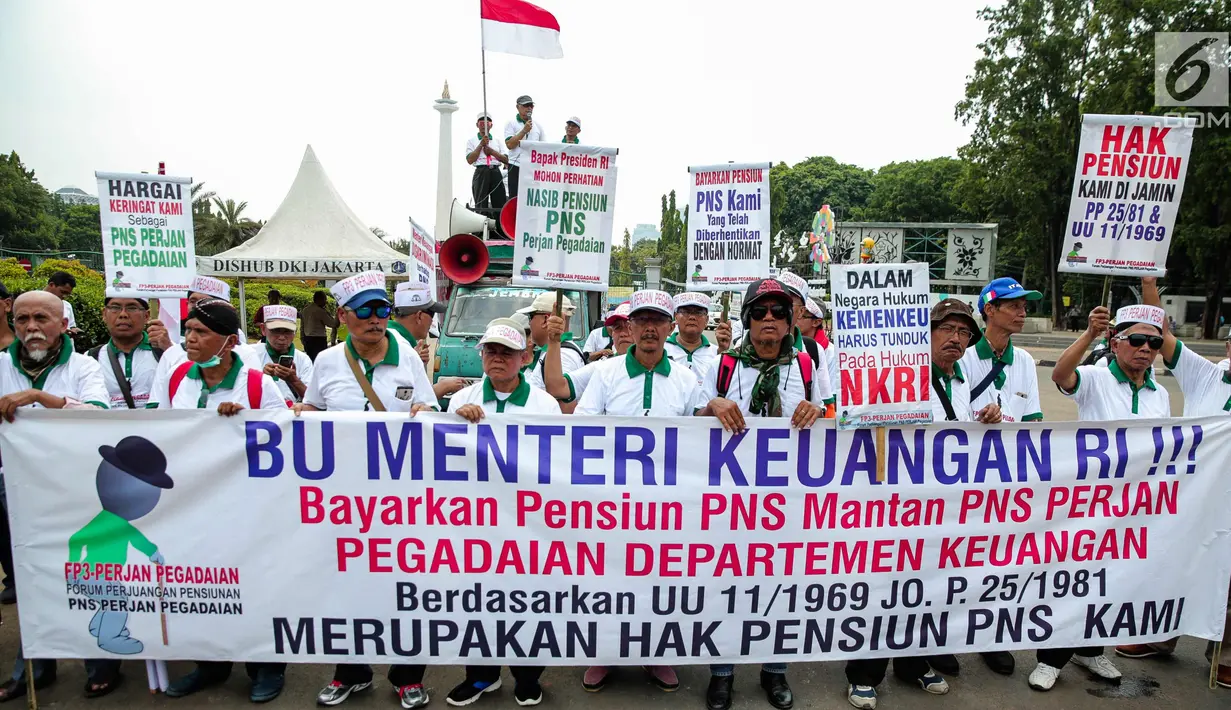 Massa yang tergabung dalam FP3PP membentangkan spanduk saat menggelar aksi di depan Istana Negara, Jakarta, Rabu (25/10). Mereka menuntut pemerintah membayarkan pensiunan PNS Mantan PNS Perjan Pegadaian Depkeu. (Liputan6.com/Faizal Fanani)