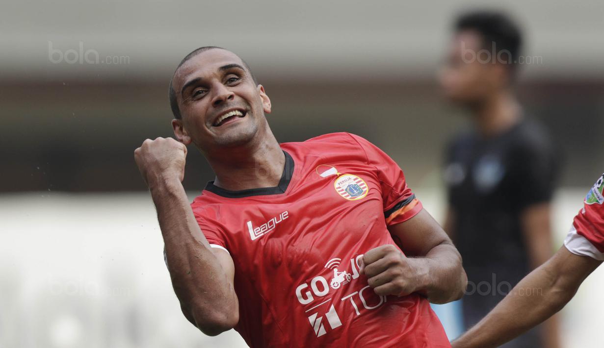 Striker Persija, Bruno Lopes, melakukan selebrasi usai mencetak gol ke gawang Persegres pada laga Liga 1 Indonesia di Stadion Patriot, Bekasi, Sabtu (14/10/2017). Persija menang 5-0 atas Persegres. (Bola.com/M Iqbal Ichsan)