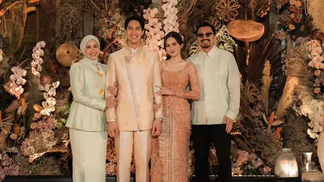 Sudah Dianggap Orangtua Sendiri, Gaya Deswita Maharani-Ferry Maryadi Pakai Seragam Keluarga Inti Nuansa Hijau Sage di Lamaran Syifa Hadju