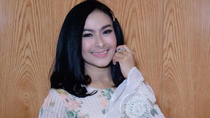 Iis Dahlia Imbau Masyarakat Bedakan Nyinyir dan Cerewet, Ashanty Turun Tangan Membela - Vimarsana News