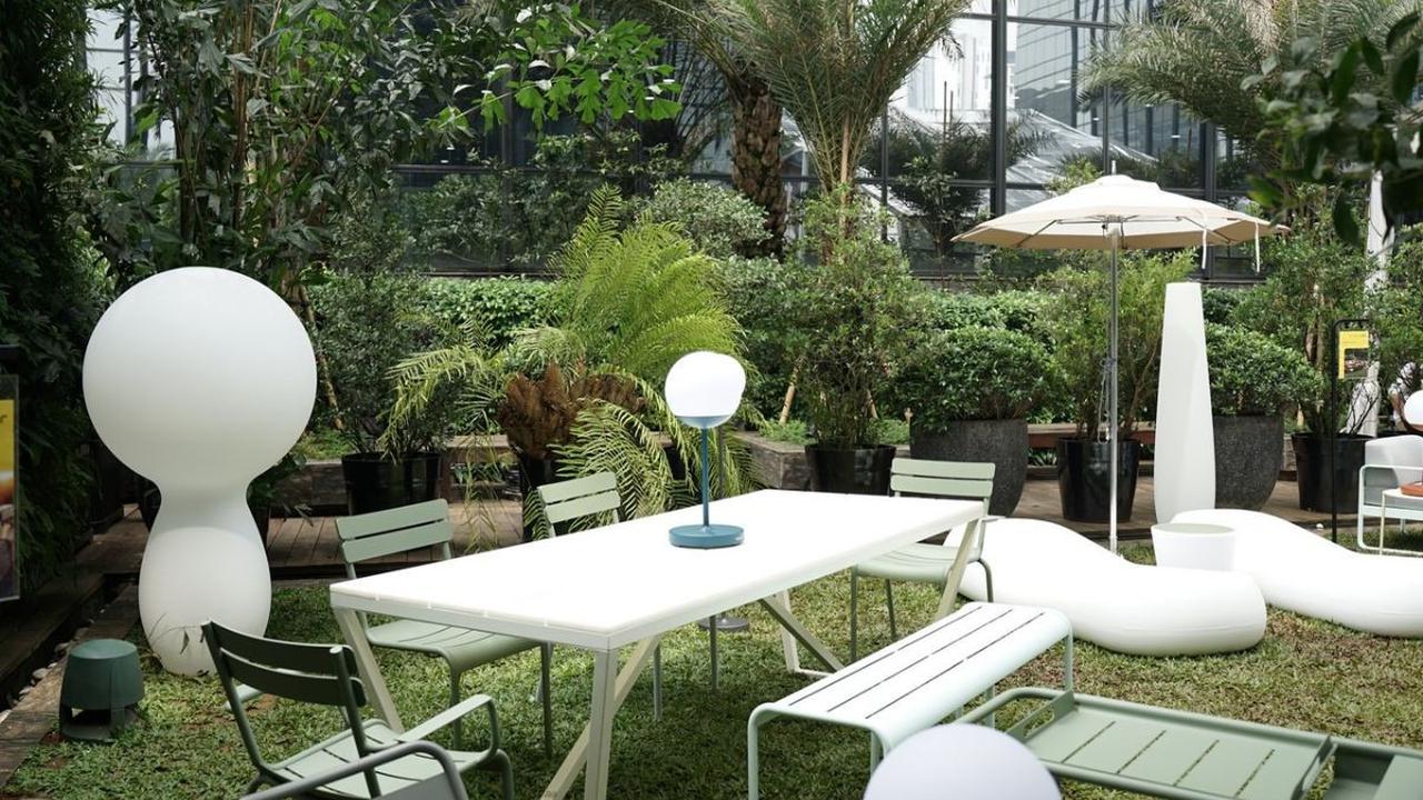 Taman dengan Furnitur Mini