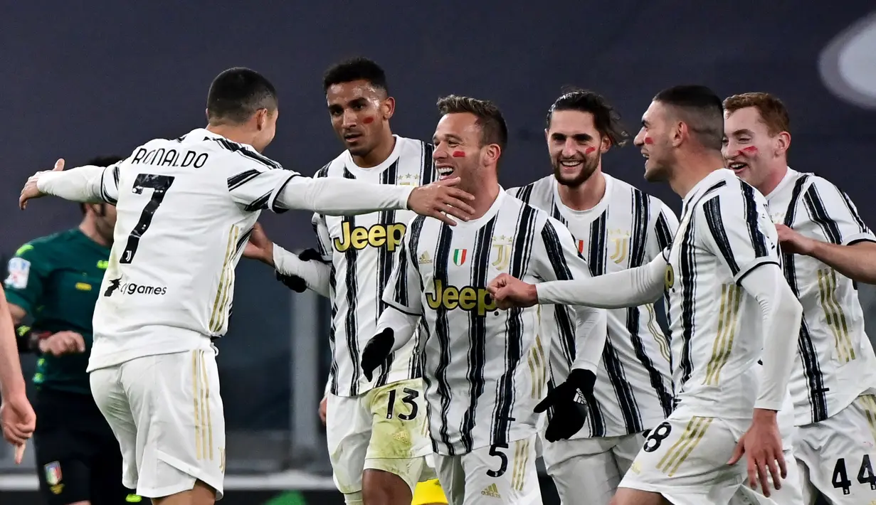 Penyerang Juventus, Cristiano Ronaldo (kiri) berselebrasi dengan rekan-rekannya usai mencetak gol ke gawang Cagliari pada pertandingan lanjutan Liga Serie A Italia di stadion Juventus di Turin (21/11/2020). Juventus menang atas Cagliari 2-0. (AFP/Miguel Medina)