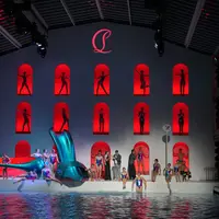 Super out-of-the-box, Christian Louboutin tampilkan koleksi Spring Summer 2025 dengan menggandeng atlet renang artistik Olimpiade Prancis. [Dok/Christian Louboutin].