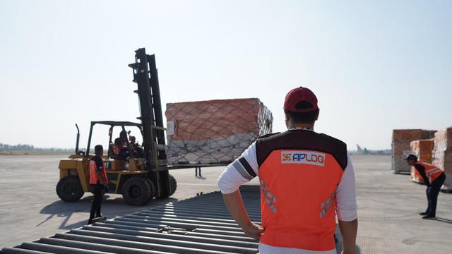 Proses pemidahan logistik MotoGP di Bandara Lombok