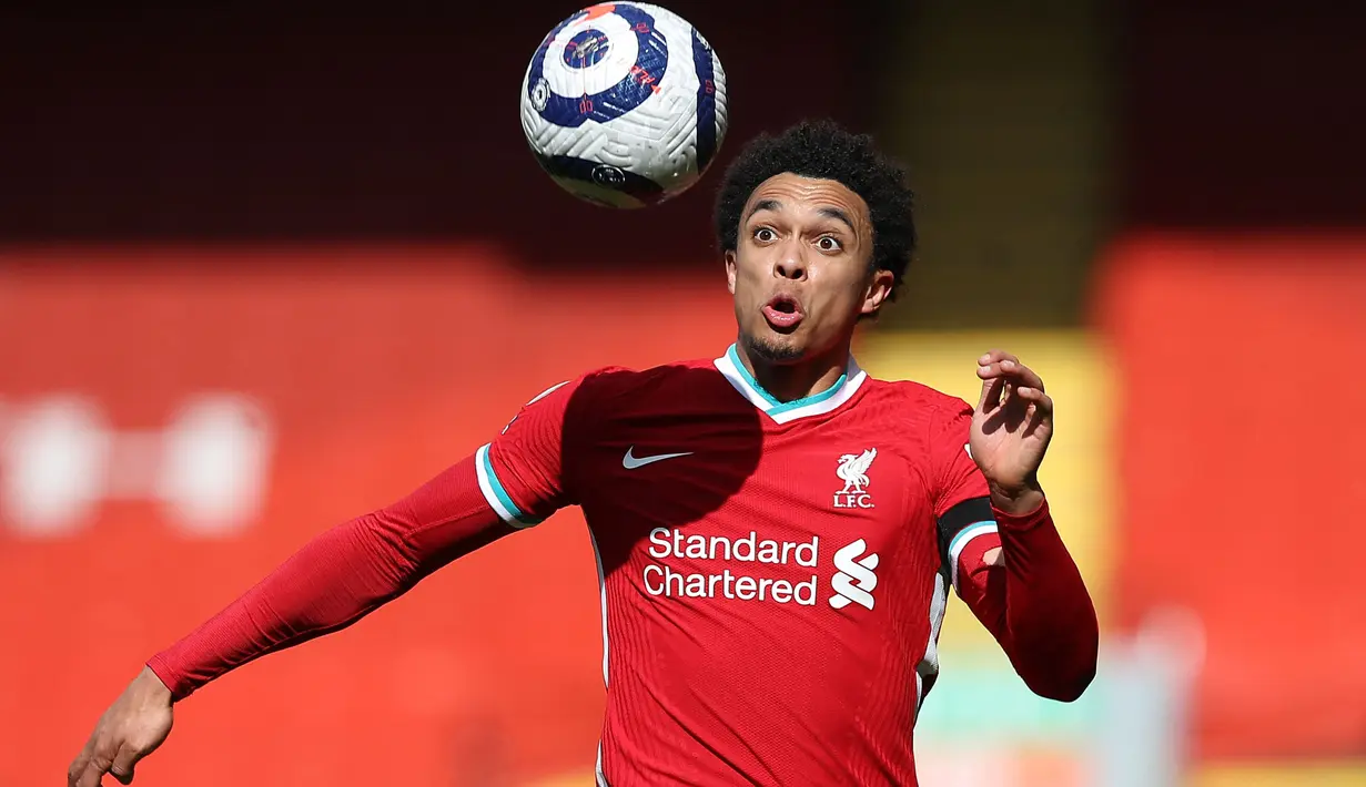 Trent Alexander-Arnold sering disebut sebagai bek kanan terbaik di dunia saat ini. Menyisir dari sisi kanan Liverpool, Ia berhasil menghadirkan ancaman untuk lawan-lawannya. Alexander-Arnold tercatat telah melesatkan umpan kunci sebanyak 35 kali hingga pekan ini. (AFP/Martin Rickett)