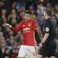 Reaksi bek Manchester United Marcos Rojo (kiri) pada wasit Michael Oliver di duel Piala FA melawan Chelsea, Kamis (14/3/2017) dinihari WIB. (AP Photo/Alastair Grant)