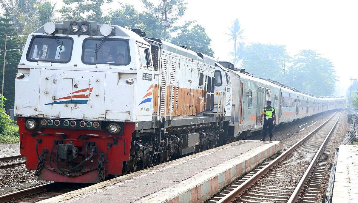 PT KAI Daop 2 Bandung menambah perjalanan kereta api dengan mengoperasikan KA Mutiara Selatan relasi Gambir – Bandung- Surabaya Gubeng – Malang PP. (Arie/Liputan6.com)