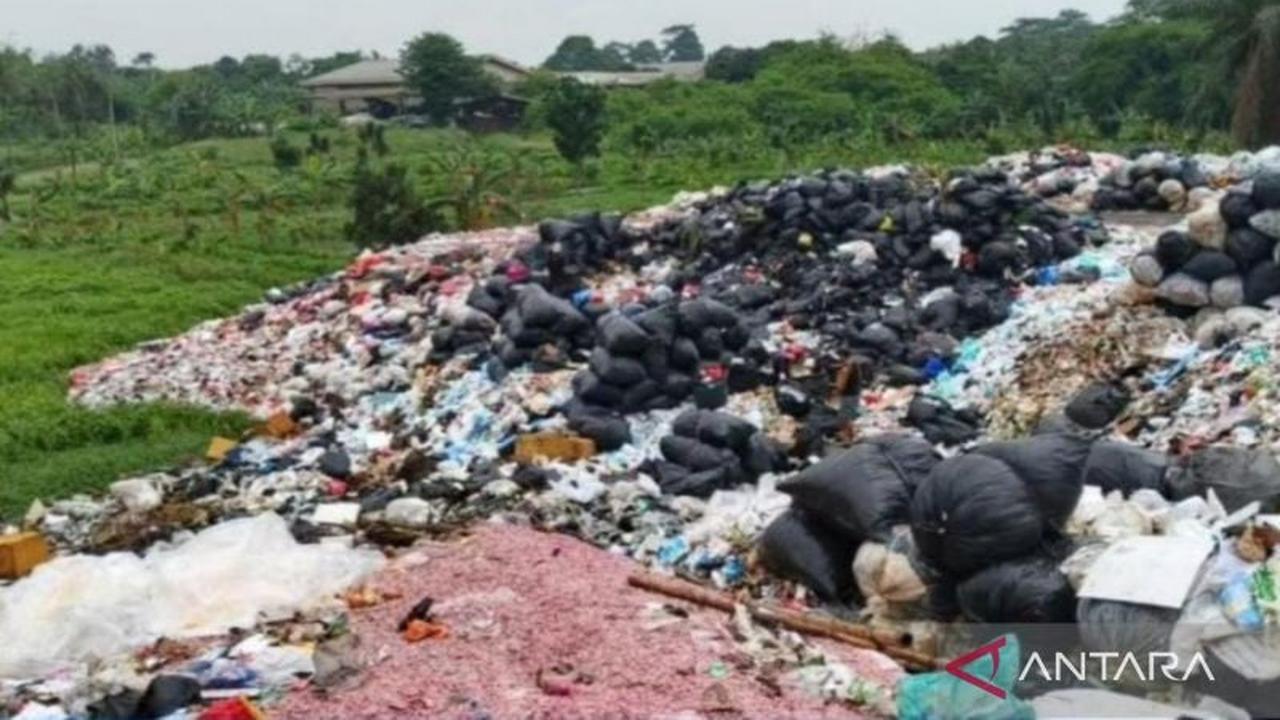 Polisi Amankan 21 Karung Potongan Uang Kertas di TPS Liar Bekasi