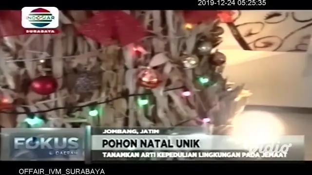 Panitia peringatan hari Raya Natal di GKJW Jombang memanfaatkan limbah tanaman jagung sebagai bahan untuk membuat pohon Natal.