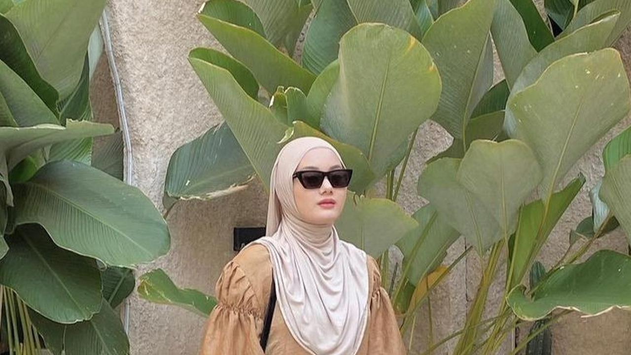 Dari kelima dress selebritis ini, mana yang cocok dengan style mu? Mumpung waktunya masih sebulan lagi, kamu bisa menentukannya dari sekarang. Selamat menyambut bulan Ramadan ya.