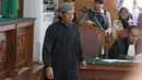 Terdakwa kasus bom Thamrin, Aman Abdurrachman menjalani sidang lanjutan di Pengadilan Negeri Jakarta Selatan, Selasa (27/3). Sidang menghadirkan tiga orang saksi, salah satunya terpidana kasus bom Samarinda, Joko Sugito. (Liputan6.com/Herman Zakharia)