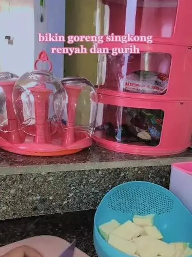 Potong Singkong Sesuai Selera Dengan Ukuran yang Sama