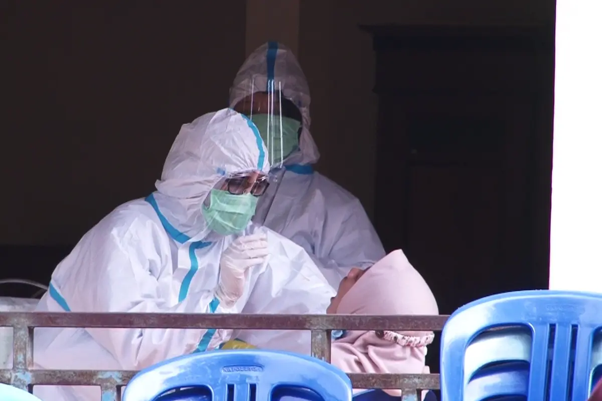 Petugas Lakukan Swab menekan penyebaran Covid-19