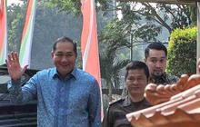 FOTO: Ekspresi Mantan Mendag M Lutfi Tiba di Kejagung untuk Diperiksa Sebagai Saksi Terkait Dugaan Kasus Korupsi Ekspor CPO