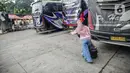 <p>Penumpang membawa barang bawaan di belakang bus AKAP di Terminal Bayangan Lebak Bulus, Jakarta, Kamis (21/4/2022). Sebagian pemudik memilih pulang kampung lebih awal untuk menghindari puncak arus mudik Lebaran 2022. (Liputan.com/Faizal Fanani)</p>