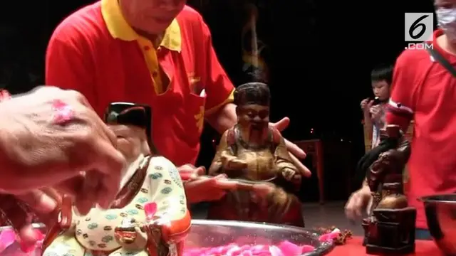 VIDEO: Ritual Membersihkan Patung Jelak Imlek