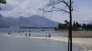 Situasi ini membuat Pulau San Biagio dapat diakses dengan berjalan kaki. (AP Photo/Luca Bruno)