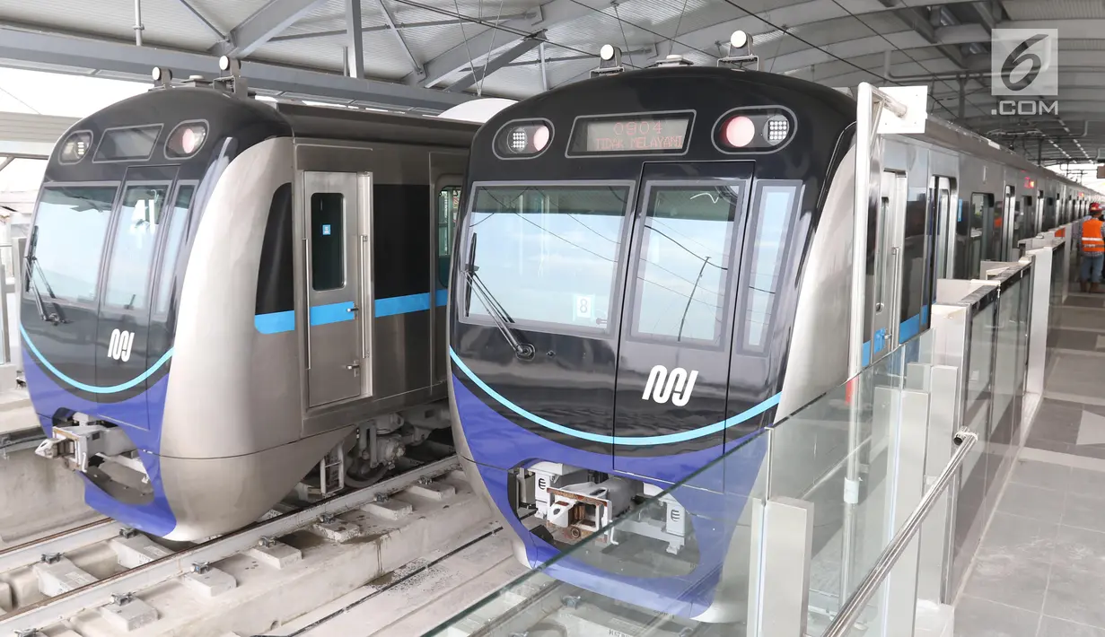 Dua kereta MRT berada di stasiun Lebak bulus Jakarta, Senin (25/2). Pada 5 Maret nanti pihak Kereta MRT akan membuka pendaftaran uji coba umum. Dengan begitu, masyarakat bisa mengikuti progres pembangunan. (Liputan6.com/Angga Yuniar)
