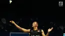 Pebulutangkis Indonesia, Ihsan Maulana Mustofa berusaha melakukan smes ke arah pemain Hongkong, Wei Nan di kualifikasi Indonesia Open 2017 di Jakarta Convention Centre, Senin (12/6). Ihsan kalah 21-15, 18-21. 13-21. (Liputan6.com/Helmi Fithriansyah)